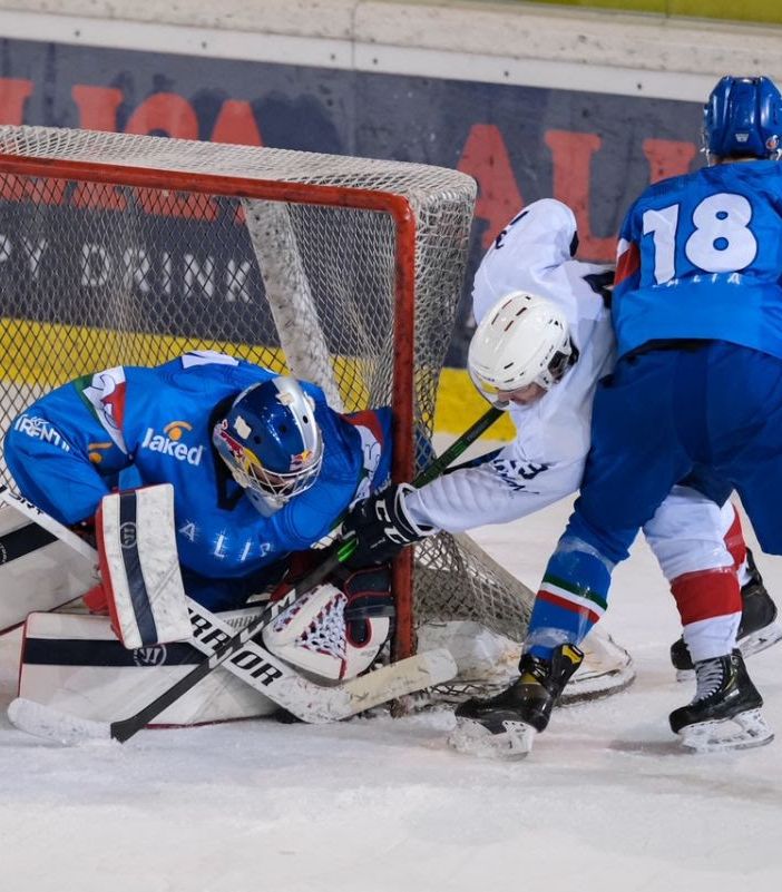 Il portiere azzurro Damian Clara blocca un attacco francese (Foto Vanna Antonello) Il portiere azzurro Damian Clara blocca un attacco francese (Foto Vanna Antonello)