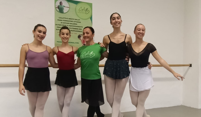 Da sinistra: Serena Spanò, Maria Venuti, Martina Antonia Condurro e Alica Susanna, con al centro la maestra Stefania Paci