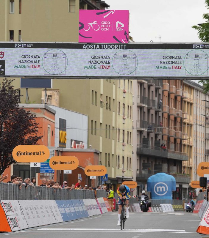 JAKOB SÖDERQVIST VINCE LA PRIMA TAPPA DEL GIRO NEXT GEN CONQUISTANDO LA PRIMA MAGLIA ROSA