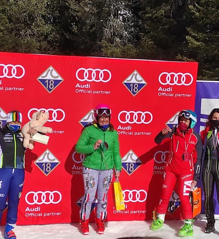 Nella foto: Raffaella Ghirarduzzi (sinistra) con il maiale Mirko - Credits: Skiing for Pigs