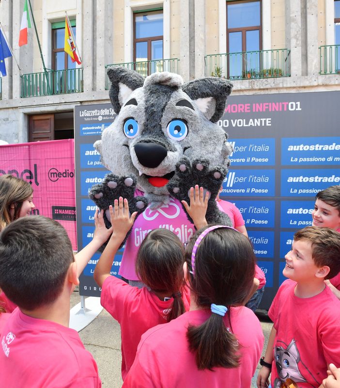 La mascotte del Giro &quot;Wolfie&quot; insieme ai bambini del progetto BiciScuola al Giro d'Italia 2018