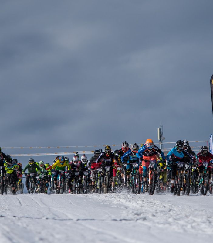 Ciclismo: La discesa sulla neve lungo le pendici del Cervino