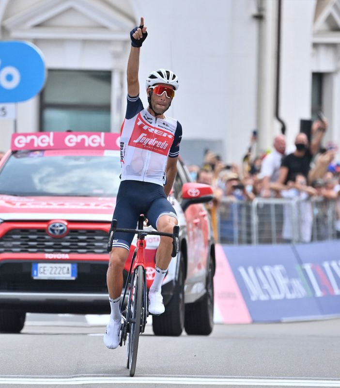 GIRO DLLA SICILIA EOLO: Lo squalo divora la Trinacria