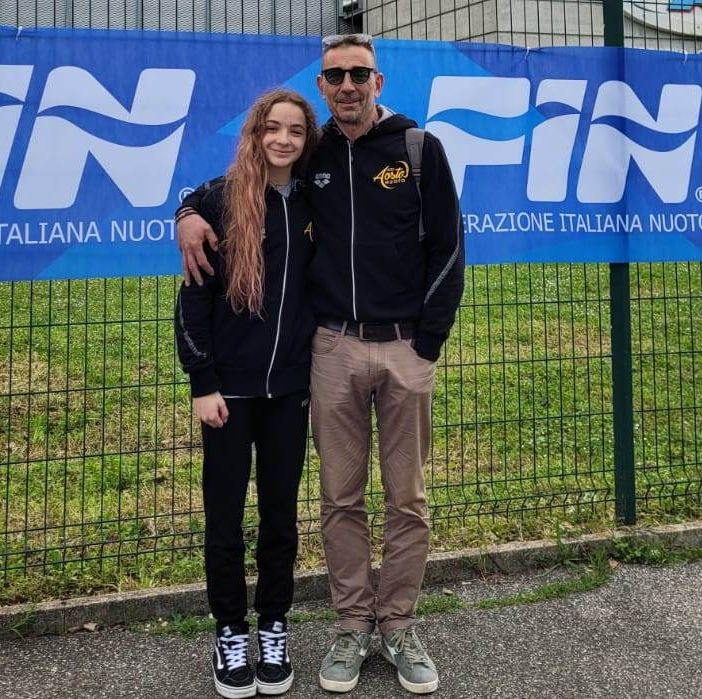 Il tecnico Edoardo Giovannetti con Corinne Désandré davanti al Palazzo del nuoto di Riccione
