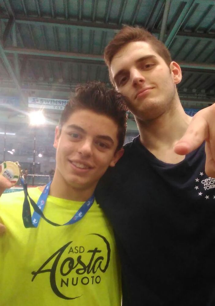 I medagliati di questo Campionato regionale: da sinistra Alessio Calò, campione regionale nei 50 SL, con Alessandro Adorni, medaglia di bronzo nei 200 rana