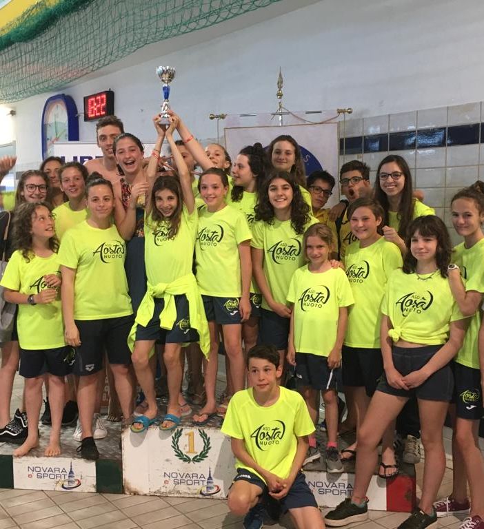 Gli atleti dell’Aosta Nuoto festeggiano il quinto posto nella classifica per società al Trofeo Borzino – Meeting Città di Novara