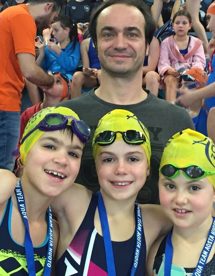 Nella foto le giovani nuotatrici dell’Aosta Nuoto Matilde Camarda, Emma Morsetti e Siria