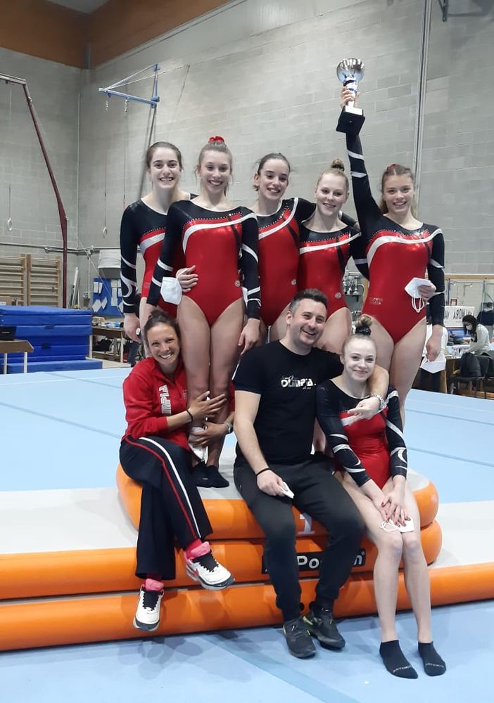 Sofia Chiumello, Sophie Graziano, Martina Saroglia, Arianna Bocchio Ramazio, Fatima Rosset e Vittoria Ramanzin con Claudia Iacona e Eric Centelleghe