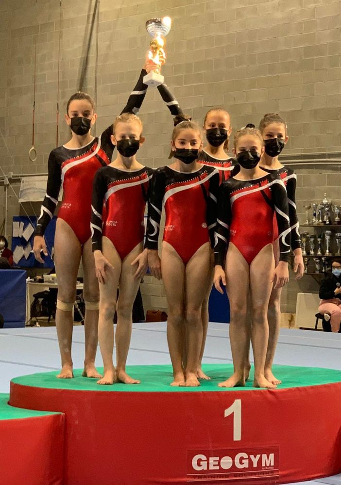 Le allieve Gold 1 sul podio: Martina Saroglia, Abigail Martinet, Ginevra Grosso, Claire Savoye, Annie Desandré e Marta Nieroz