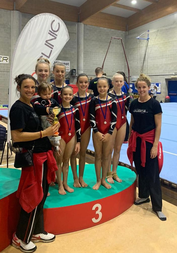 Vittoria Ramanzin, Beatrice Morra Di Cella, Annie Desandré, Martina Saroglia, Joana Koceku eEmma Viérin, con le istruttrici Claudia Iacona (col piccolo Liam) e Nathasha PellissierShB