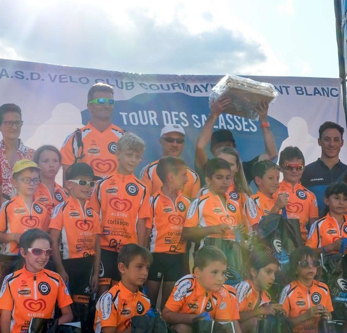 Foto di gruppo per l'Orange Bike Team
