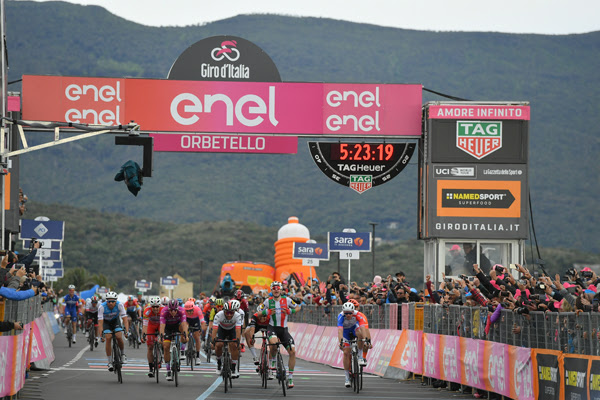 GIRO D'ITALIA: Il colombiano Fernando Gaviria si impone nella terza tappa