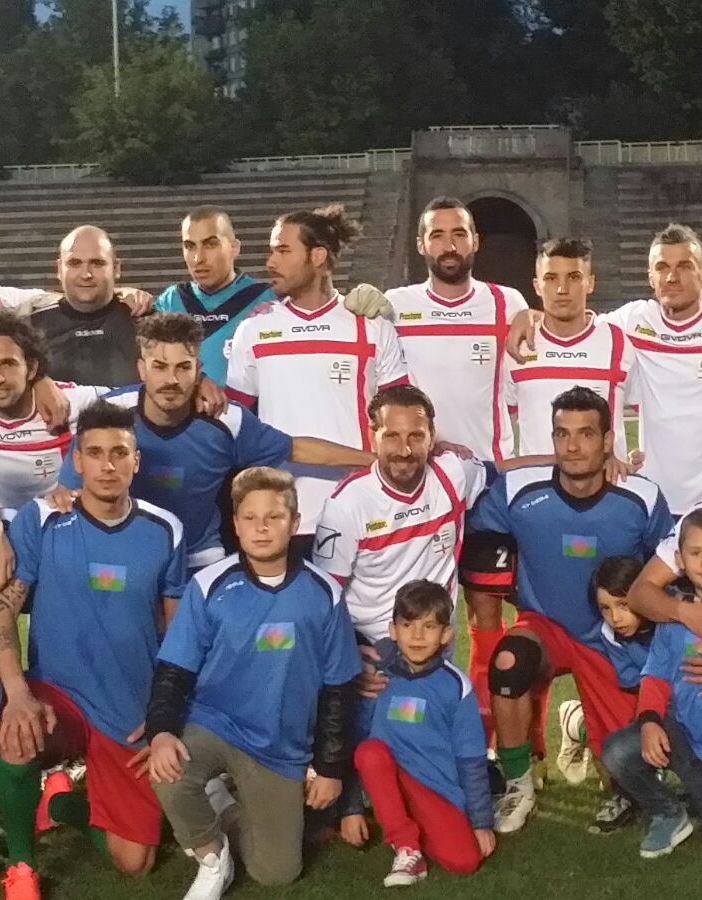 Le formazioni di Padania e Rom prima del fischio di inizio