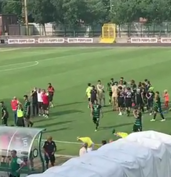 Partita terminata, c'è chi festeggia e chi rientra sconsolato