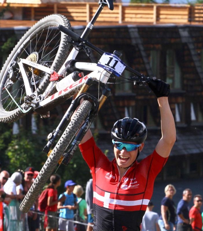 Pedersen alza la bici in segno di vittoria