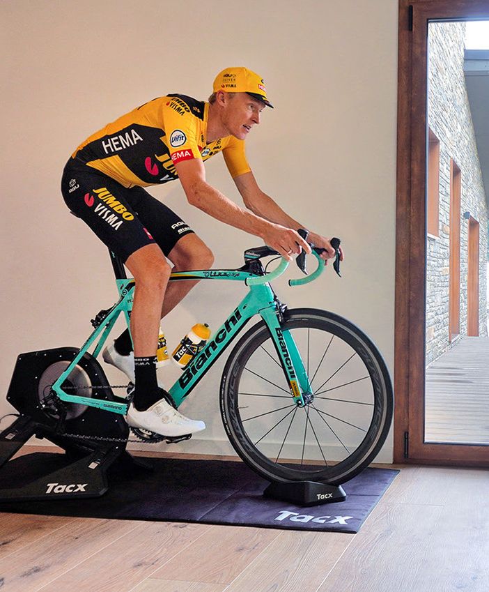 Robert Gesink (Team Jumbo - Visma), vincitore della tappa dei Laghi di Cancano