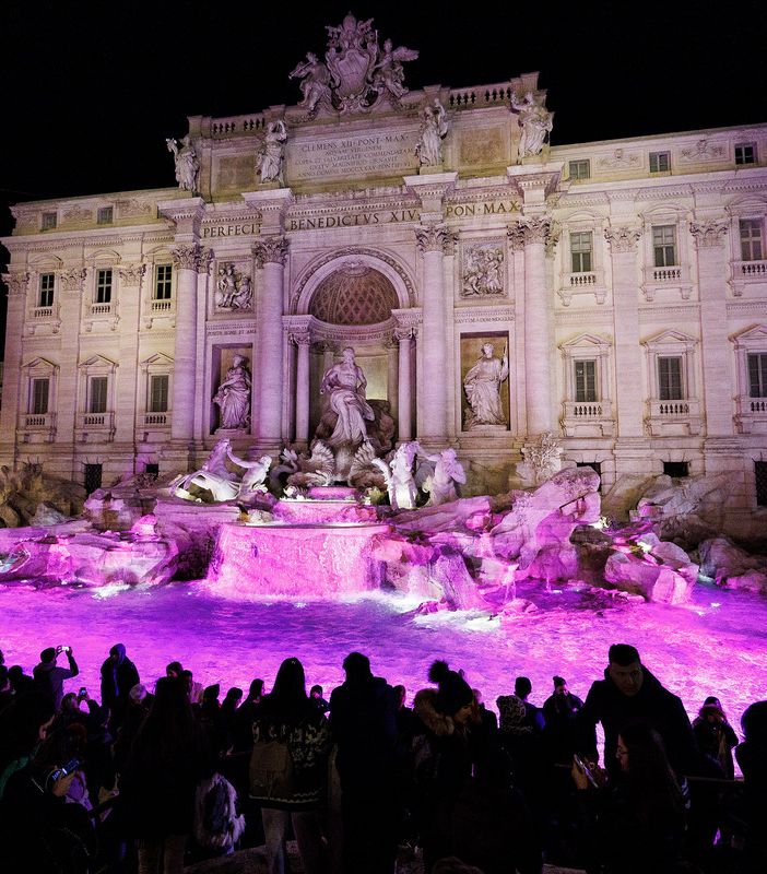 La Fontana di Trevi, simbolo di Roma, illuminata di Rosa a 100 giorni dal via del Giro d'Italia