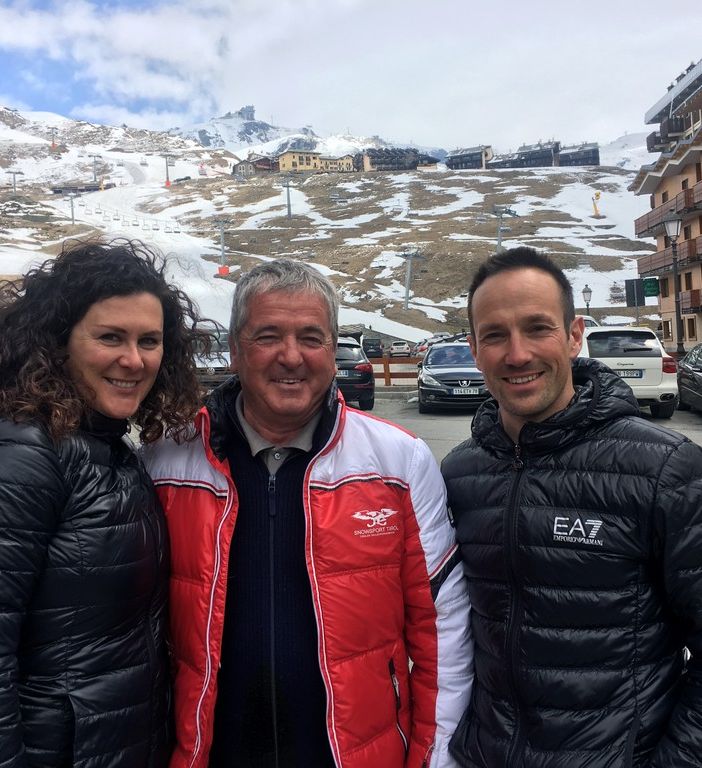 Il presidente dei Mastri di sci valdostani, Beppe Cuc, tra i neo maestri Daniela Merighetti e Cristian Deville