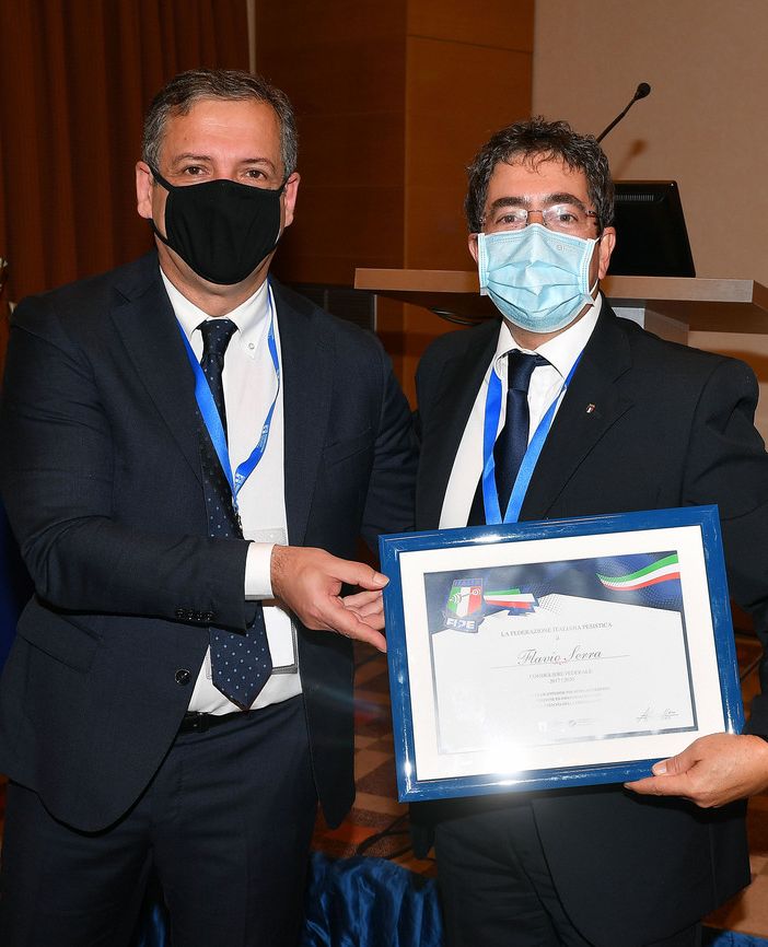 Flavio Serra (a ds) premiato dal Presidente Urso
