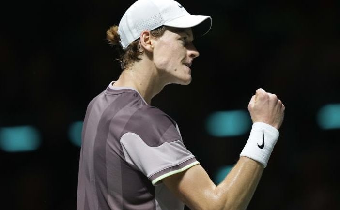 Jannik Sinner trionfa a Rotterdam: Il giovane talento italiano si impone in una finale epica e balza al terzo posto nel ranking mondiale, sognando in grande