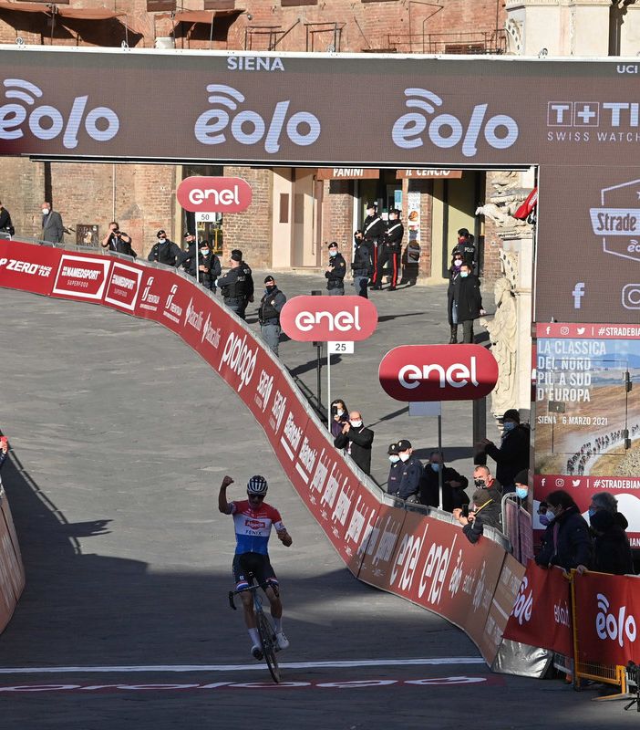 Ciclismo: Mathieu van der Poel ha vinto la Strade Bianche