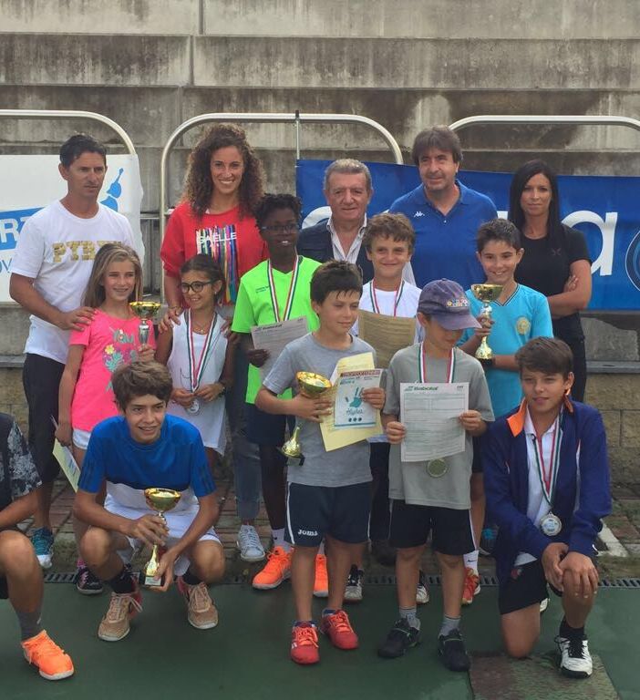 Foto di gruppo dei premiati con le autorità e la tennista valdostana Martina Caregaro