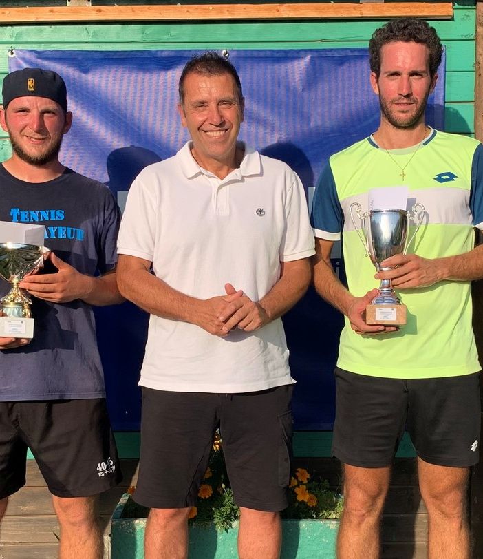 Da sn: Stefano Roggeri, lo sponsor Caldarelli, e Tommaso Metti