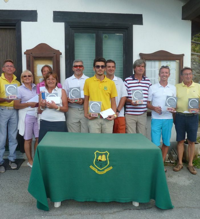 I premiati sui green dell'Arsanieres, da sinistra: Ivo Letey, Giancarlo Grange, Augusta Petey, Pier Giorgio  Gagliardi, Barbara Belpoliti, Carlo Miori, Roberto Fiabane e Mario Dal Santo