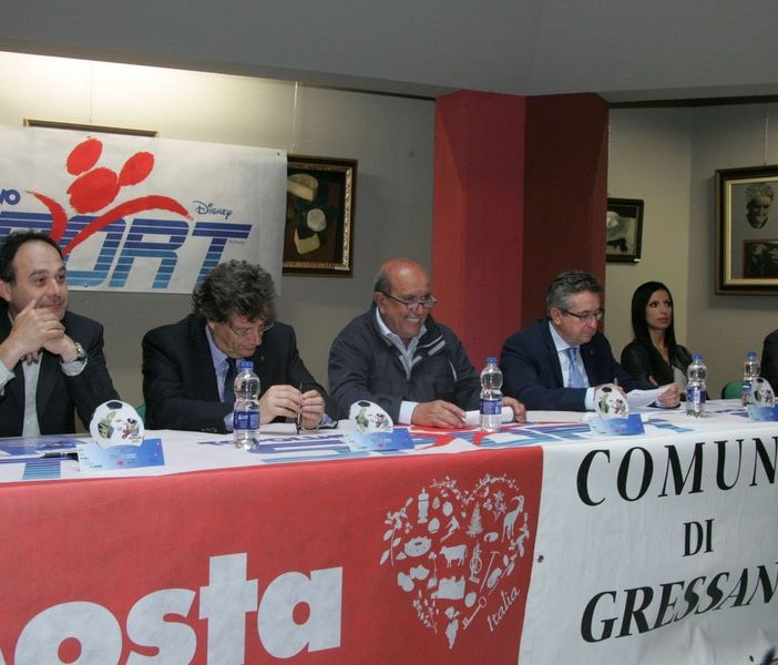 Da sn: Michel Martinet, sindaco di Gressan; Aurelio Marguerettaz, ass. regionale allo Sport; Renzo Bionaz; Marco Vierin, v.p. Consiglio Valle; Emily Rini, ass. reg. Istruzione e Cltura; Pierantonio Genestrone, pres. di Confcommercio VdA. Interbista tratta da