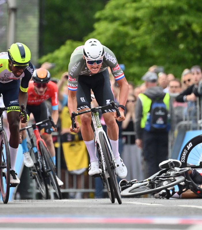 MATHIEU VAN DER POEL VINCE LA PRIMA TAPPA DEL GIRO D’ITALIA  ED È LA PRIMA MAGLIA ROSA