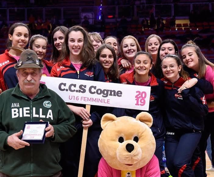 Le ragazze del Ccs Cogne con l'alpino 'mascotte' della loro partecipazione al torneo (foto da profilo Fb Ccs, credit Fabio Cucchetti)