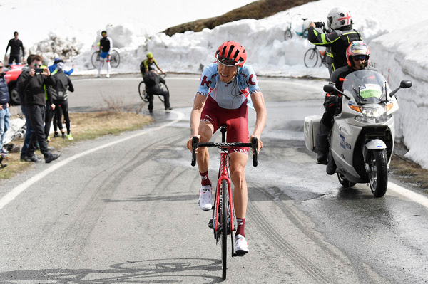 Il Presidente dell'UCI David Lappartient ha premiato la Maglia Rosa Valerio Conti