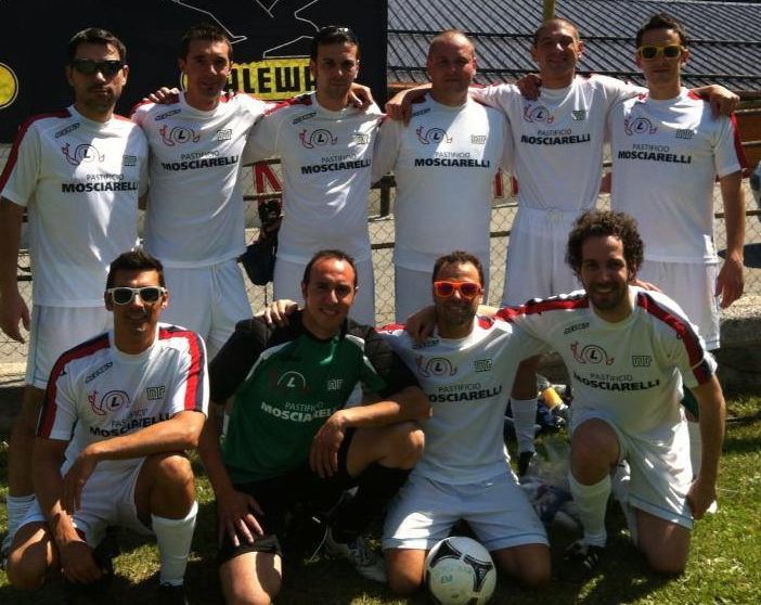 Simone Zoppo (secondo da dx) insieme a Mauro Orlandi, Robert Lord Armstrong, Nico Ciro, Andrea Chasseur, Fabrizio Ramponi, Fabio Berlier, Simone Zoppo e Nico Stilo