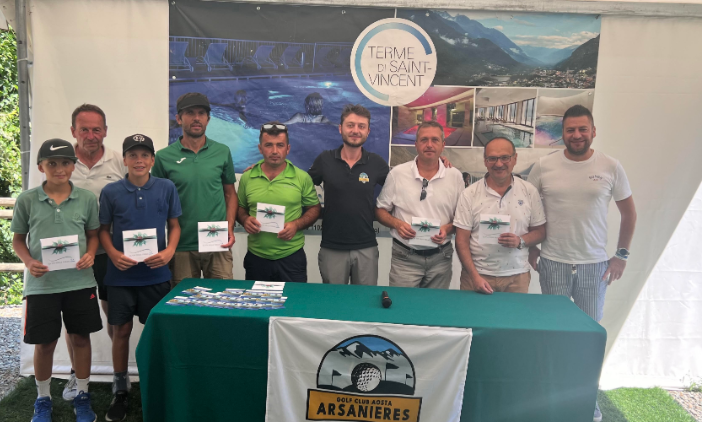 Nella foto da sinistra Thomas Farinet, Bruno Nex, Mael Farinet, Loris Farinet, Lulzim Uka, Andrea Succ, Renè Savoye, Domenica Scopacasa e Fabio Furfaro (sponsor)
