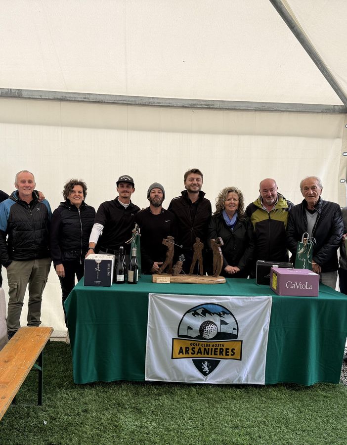 Nella foto da sinistra: MAQUIGNAZ FEDERICO (1 lordo fuori gara), POMAT CORRADO, CERISE CARLO (Vicesindaco di Etroubles), REY MARISA, BORRE ALBERTO, LETEY IVO, SUCCI ANDREA (Presidente), FARCOZ GABRIELLA (Sindaco di Gignod), VITTAZ ALDO (assessore allo sport di Gignod), GAGLIARDI PIER GIORGIO, SAVOYE RENE', ZIEBA TOMASZ.