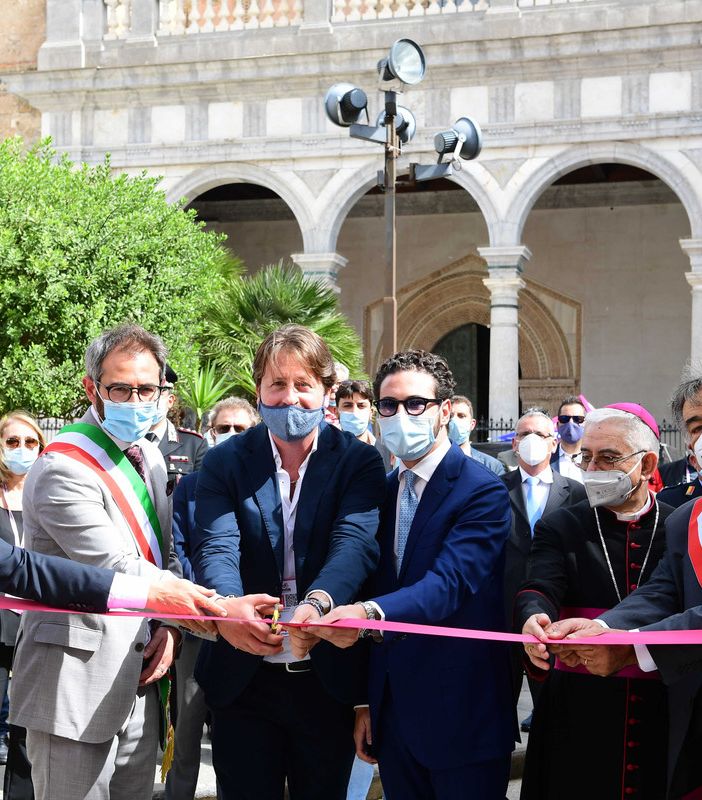 l taglio del nastro davanti alla Cattedrale di Monreale da parte del Direttore del Giro d'Italia Mauro Vegni (primo da sinistra) insieme alle autorità locali ha inaugurato l'edizione 2020 della Corsa Rosa