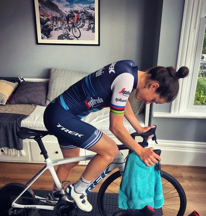 Lizzie Deignan impegnata sul finale della frazione odierna del Giro d'Italia Virtual