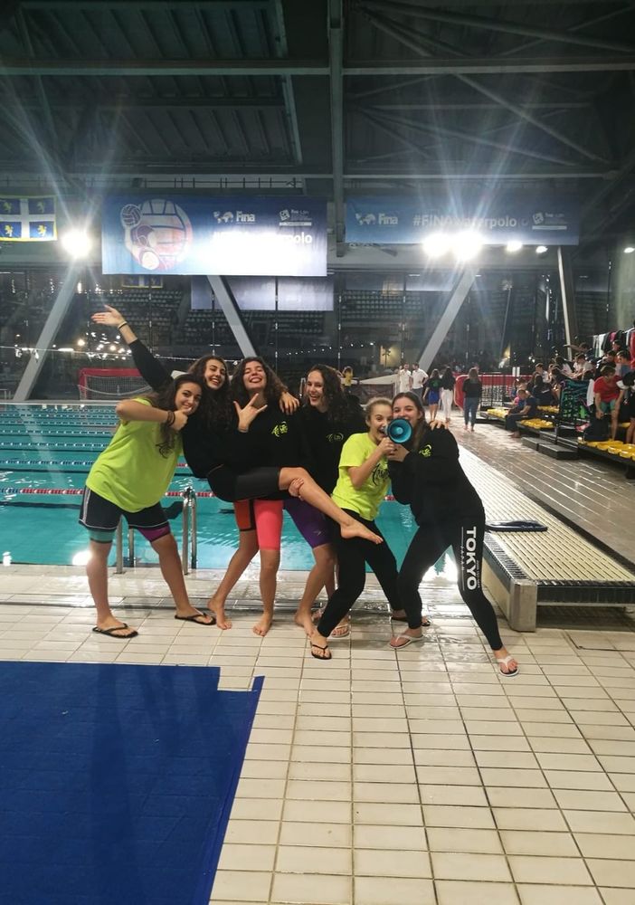 Le euforiche ragazze dell’Aosta Nuoto da sinistra: Alice Giglio, Miryam Zerbo, Emma Iamonte, Nicole Louvin, Lin Pigliacelli e Alessia Pagliara