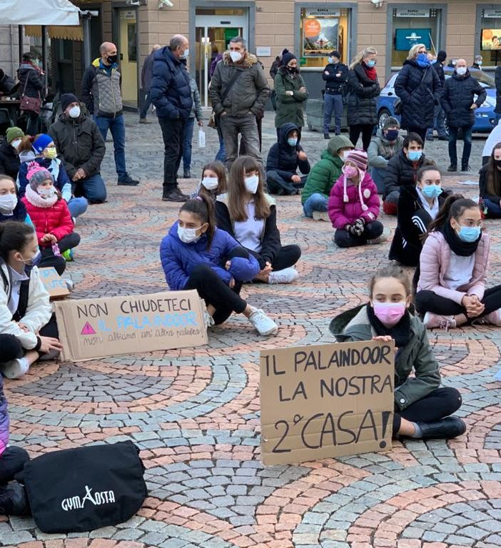 Oltre 400 hanno protestato in piazza ad Aosta contro la requisizione del Palaindoor