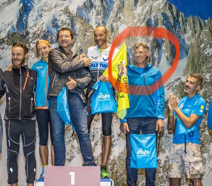 Paolo Rossi su terzo scalino di un podio del Tor des Geants