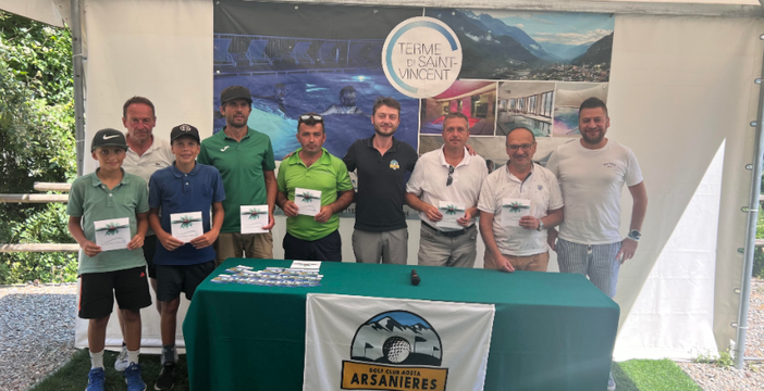 Nella foto da sinistra Thomas Farinet, Bruno Nex, Mael Farinet, Loris Farinet, Lulzim Uka, Andrea Succ, Renè Savoye, Domenica Scopacasa e Fabio Furfaro (sponsor)