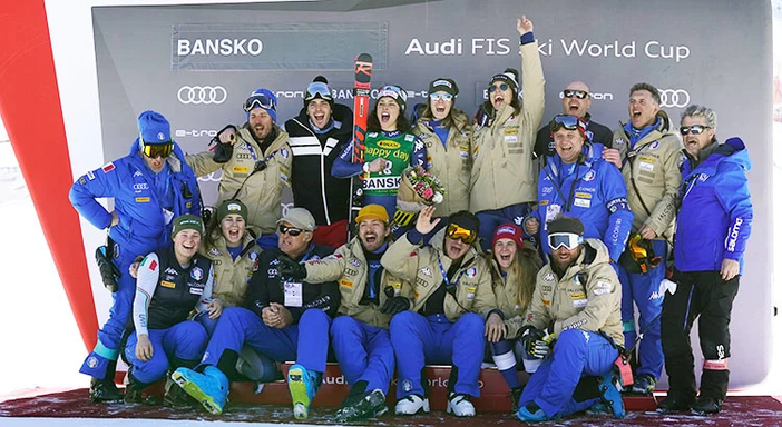 Federica Brignone con la squadra azzurra ed i tecnici