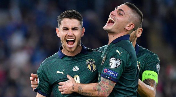 Calcio: L'Italia in verde batte la Grecia in bianco 2-0 Calcio: L'Italia in verde batte la Grecia in bianco 2-0