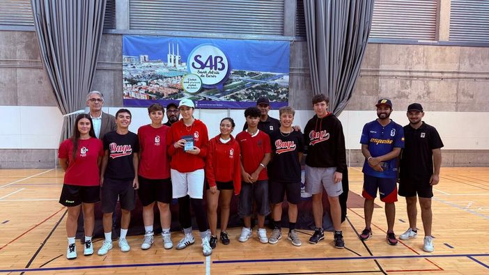 Gran bella prestazione per gli Aosta Bugs a Barcellona, anche se alla fine i risultati non premiano i rossoneri. Nonostante il primo posto nel girone, frutto di 2 vittorie e 1 sconfitta, la classifica avulsa relega i valdostani al terzo posto, dopo un tour de force senza eguali con ben 8 partite consecutive, senza pause. Nonostante tutto Bugs ancora tonici nel quarto di finale perso 4-7 con la Francia Elite, bronzo mondiale, impegnata duramente per tutte e 5 le riprese giocate. Nella seconda giornata vince la stanchezza e non poteva essere altrimenti che contribuisce alle due sconfitte nel Placement Round