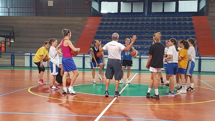 Basket f: Esordio in serie C per le Stelline dell'Eteila Basket f: Esordio in serie C per le Stelline dell'Eteila