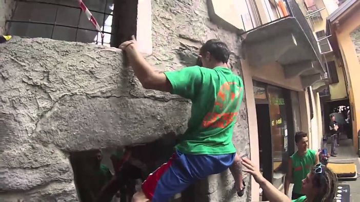 Lo street boulder ha preso sempre più piede in Italia (immagine da canale you tube Street boulder Omegna) Lo street boulder ha preso sempre più piede in Italia (immagine da canale you tube Street boulder Omegna)