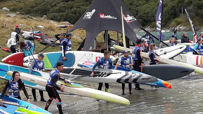 Gli atleti pronti a lanciarsi nel lago (cliccare l'immagine per avviare la minigallery)