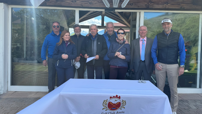 Da sinistra: Edi Avoyer, Paola Piera Stevanon, Dario Borney, Dario Come’ (presidente), Paolo Jammaron, Paola Antonutti, Gianfranco Ratibondi (sponsor) e James Paul Woodall Da sinistra: Edi Avoyer, Paola Piera Stevanon, Dario Borney, Dario Come’ (presidente), Paolo Jammaron, Paola Antonutti, Gianfranco Ratibondi (sponsor) e James Paul Woodall