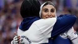 Olimpiadi, tutto l’Iran in un abbraccio tra due “vecchie” amiche Olimpiadi, tutto l’Iran in un abbraccio tra due “vecchie” amiche