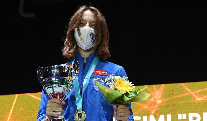 Francesca Aina e nell'articolo il podio delle Giovanissime (foto BIZZI/FEDERSCHERMA) Francesca Aina e nell'articolo il podio delle Giovanissime (foto BIZZI/FEDERSCHERMA)